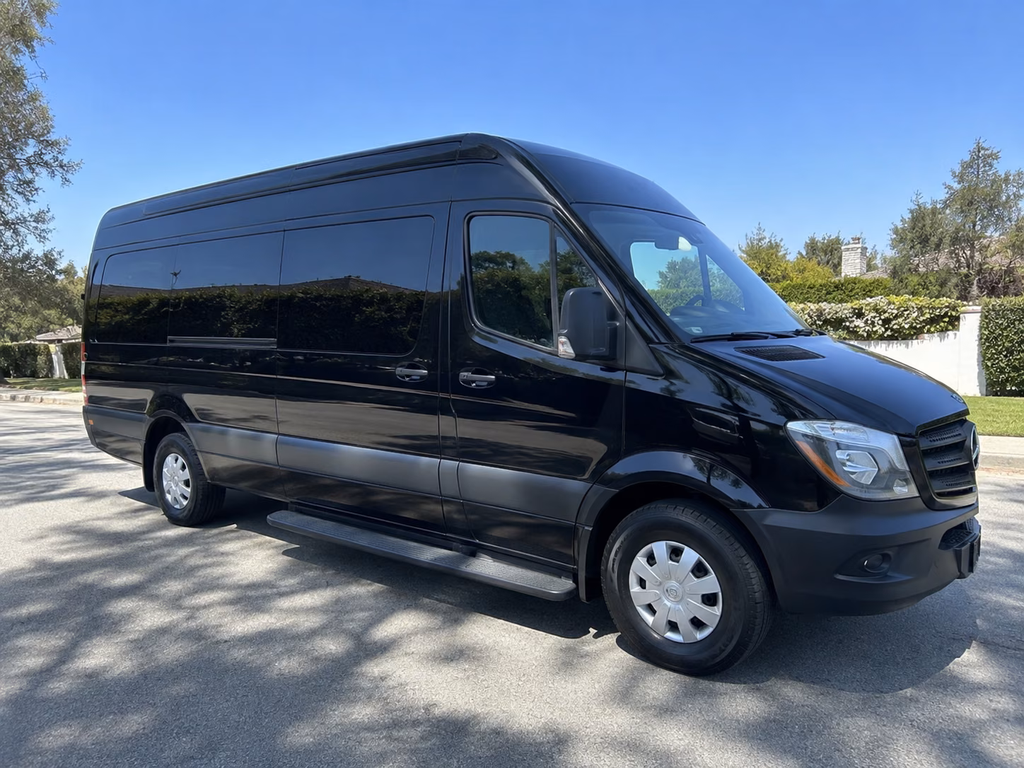 guest shuttles to wine buff tasting room and wedding venues around visalia